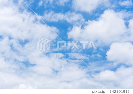初夏の昼間の眩しい空と雲05 142501915