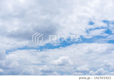 初夏の昼間の眩しい空と雲13 初夏の昼間の眩しい空と雲13 142501922