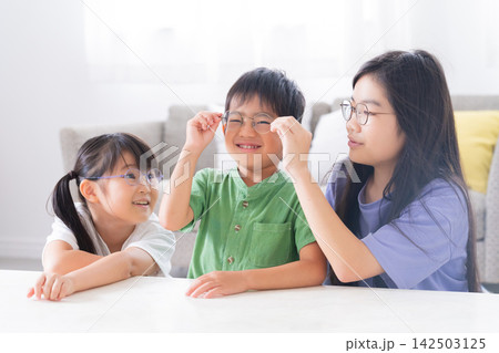 眼鏡をかける子供たち 142503125