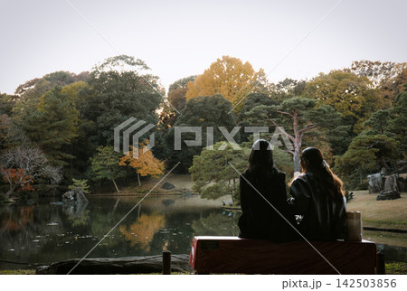 紅葉を眺める二人 紅葉を眺める二人 142503856