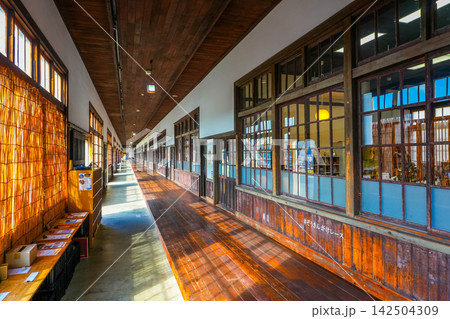 宇和米博物館 長い木造廊下 愛媛県西予市 宇和米博物館 長い木造廊下 愛媛県西予市 142504309