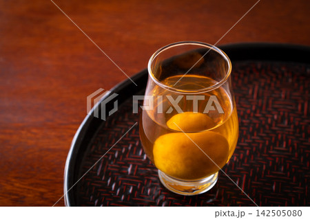 グラスに入った梅酒を飲む 142505080