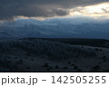 冬の八ヶ岳山麓の夜明け 142505255