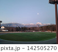 早朝に長坂町のスポーツ公園から見た雪景色の甲斐駒ヶ岳と月 142505270