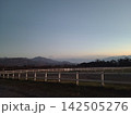 夕暮れの清里高原から見た富士山 142505276