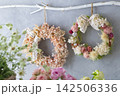 ドライフラワーとリボンで彩るナチュラルなハンドメイドリース 142506336