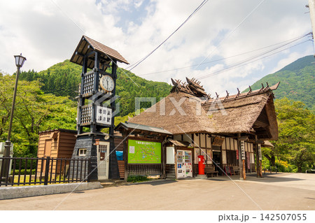 日本で珍しい茅葺き屋根と赤い丸型ポストが印象的な湯野上温泉駅 日本で珍しい茅葺き屋根と赤い丸型ポストが印象的な湯野上温泉駅 142507055