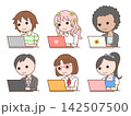 PCを使う人物のイラスト 142507500