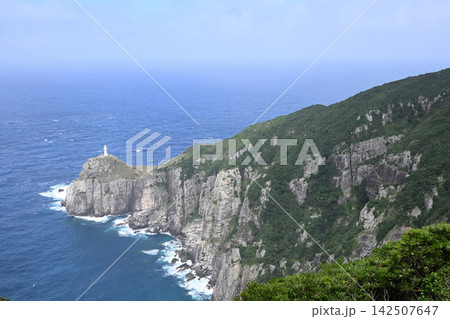 五島列島福江島の大瀬崎断崖と岬の先端に立つ大瀬埼灯台 五島列島福江島の大瀬崎断崖と岬の先端に立つ大瀬埼灯台 142507647
