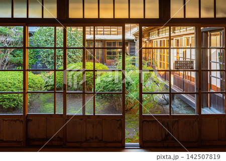 松戸市 戸定邸の中庭の風景 松戸市 戸定邸の中庭の風景 142507819