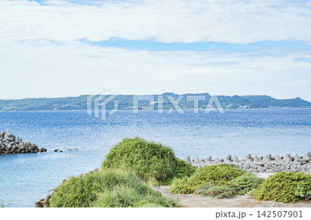 沖縄 久高島から見る沖縄本島(知念岬方面) 沖縄 久高島から見る沖縄本島(知念岬方面) 142507901