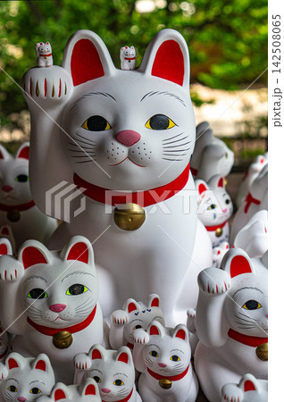 Maneki neko cat figurines at Gotokuji temple in Tokyo, Japan. Closeup Maneki neko cat figurines at Gotokuji temple in Tokyo, Japan. Closeup 142508065
