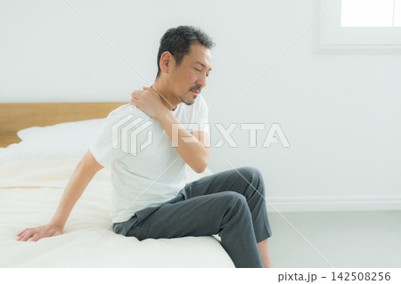 ベッドで悩む中高年男性 ベッドで悩む中高年男性 142508256