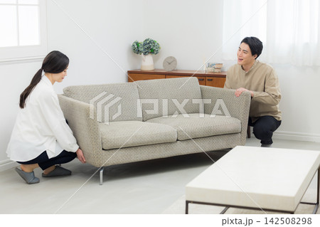 模様替えをするカップル 模様替えをするカップル 142508298