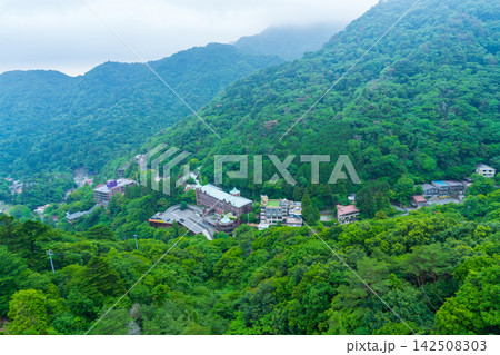 三重県　ロープウェイから望む山肌に寄り添う湯の山温泉のホテル 142508303
