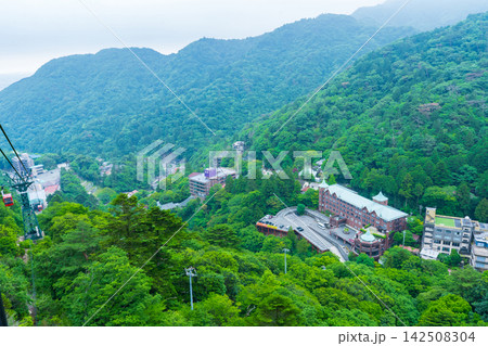 三重県　ロープウェイから望む山肌に寄り添う湯の山温泉のホテル 142508304