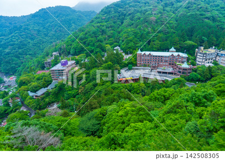 三重県　ロープウェイから望む山肌に寄り添う湯の山温泉のホテル 142508305