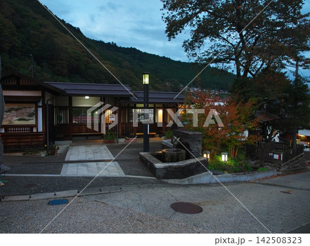 秋の夕暮れ時の木曽福島宿　灯りが燈った上の段の休憩小屋 142508323