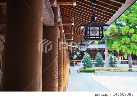 寒川神社の灯籠（秋、九月） 142508395