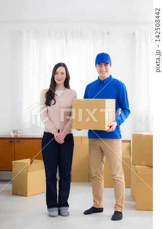 引越しをする女性とスタッフ 引越しをする女性とスタッフ 142508442