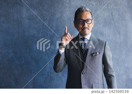 指差しする男性 指差しする男性 142508539