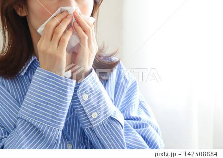 鼻をかむ女性　花粉症、鼻炎 142508884