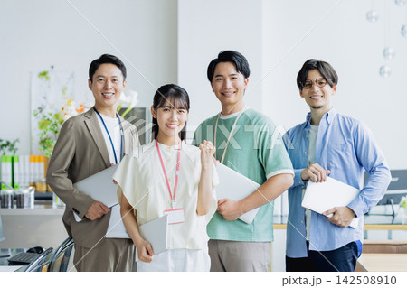 頑張る若いエンジニア 頑張る若いエンジニア 142508910