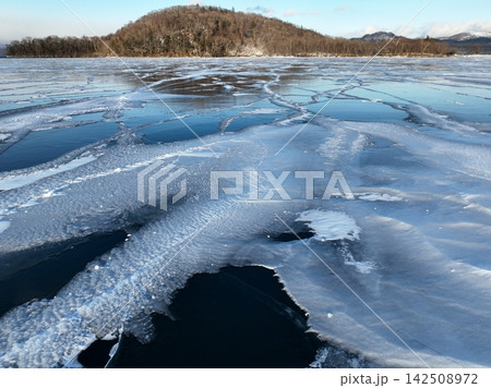 【空撮】冬の屈斜路湖・和琴半島と雪景色／北海道弟子屈町 142508972