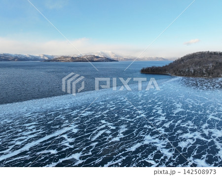 【空撮】冬の屈斜路湖・和琴半島と雪景色／北海道弟子屈町 142508973