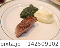 ハワイのレストランで食事 142509102