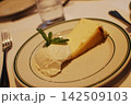 ハワイのレストランでチーズケーキ 142509103
