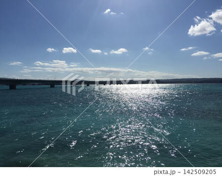 太陽の光がきらめく青い海と青空の風景 太陽の光がきらめく青い海と青空の風景 142509205