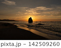 持石海岸観音岩の夕日　島根県 142509260