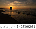 持石海岸観音岩の夕日　島根県 142509261