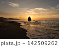 持石海岸観音岩の夕日　島根県 142509262
