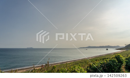 夏の日本海、島根県 持石海岸 夏の日本海、島根県 持石海岸 142509263