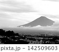 薄墨色の富士山 142509603