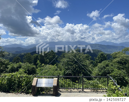 高尾山から望む豊かな山々と青空の絶景 142509727