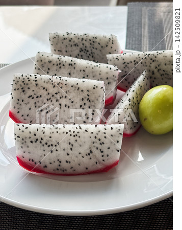 Slices of fresh white dragon fruit 142509821