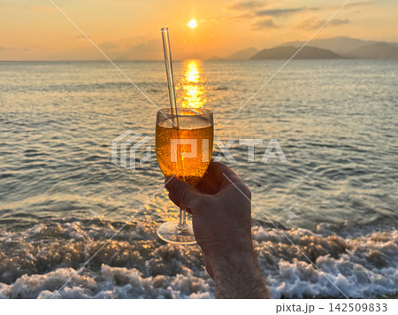 Hand holds a glass of sparkling wine 142509833