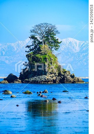 富山湾にある雨晴海岸から眺める立山連峰の超絶景 富山湾にある雨晴海岸から眺める立山連峰の超絶景 142509858