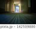誰もいない奥に向かう建物の廊下 誰もいない奥に向かう建物の廊下 142509880