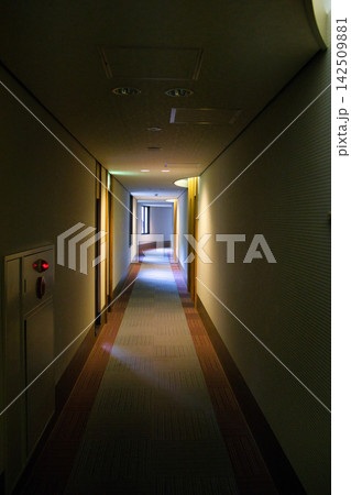 誰もいない奥に向かう建物の廊下 142509881