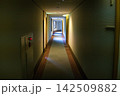誰もいない奥に向かう建物の廊下 誰もいない奥に向かう建物の廊下 142509882