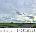 雲が広がる田園と道路風景 142510118