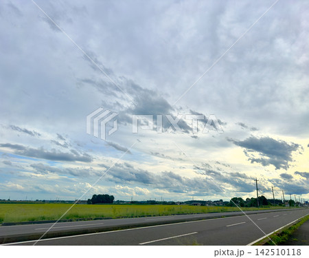 雲が広がる田園と道路風景 雲が広がる田園と道路風景 142510118