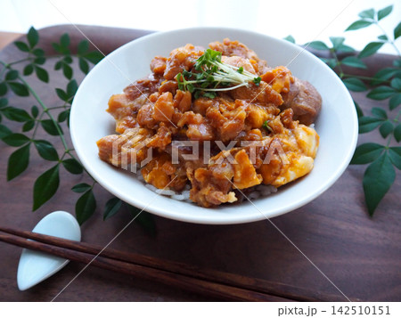 お盆にのった親子丼 142510151