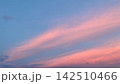夕空を彩るピンクの雲 142510466