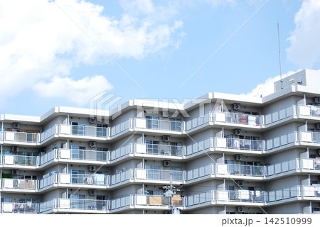 青空の下に建つ現代的なマンションの外観 青空の下に建つ現代的なマンションの外観 142510999