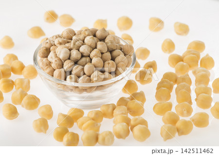 Chickpea grains (Cicer arietinum) in bowl isolated on white background 142511462